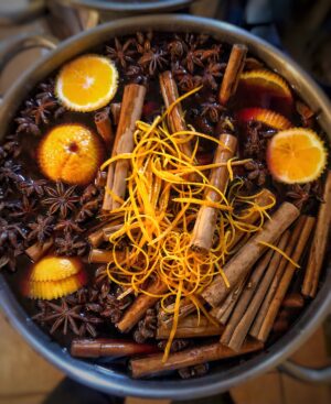 Roter Bio Glühwein frisch im Topf gekocht